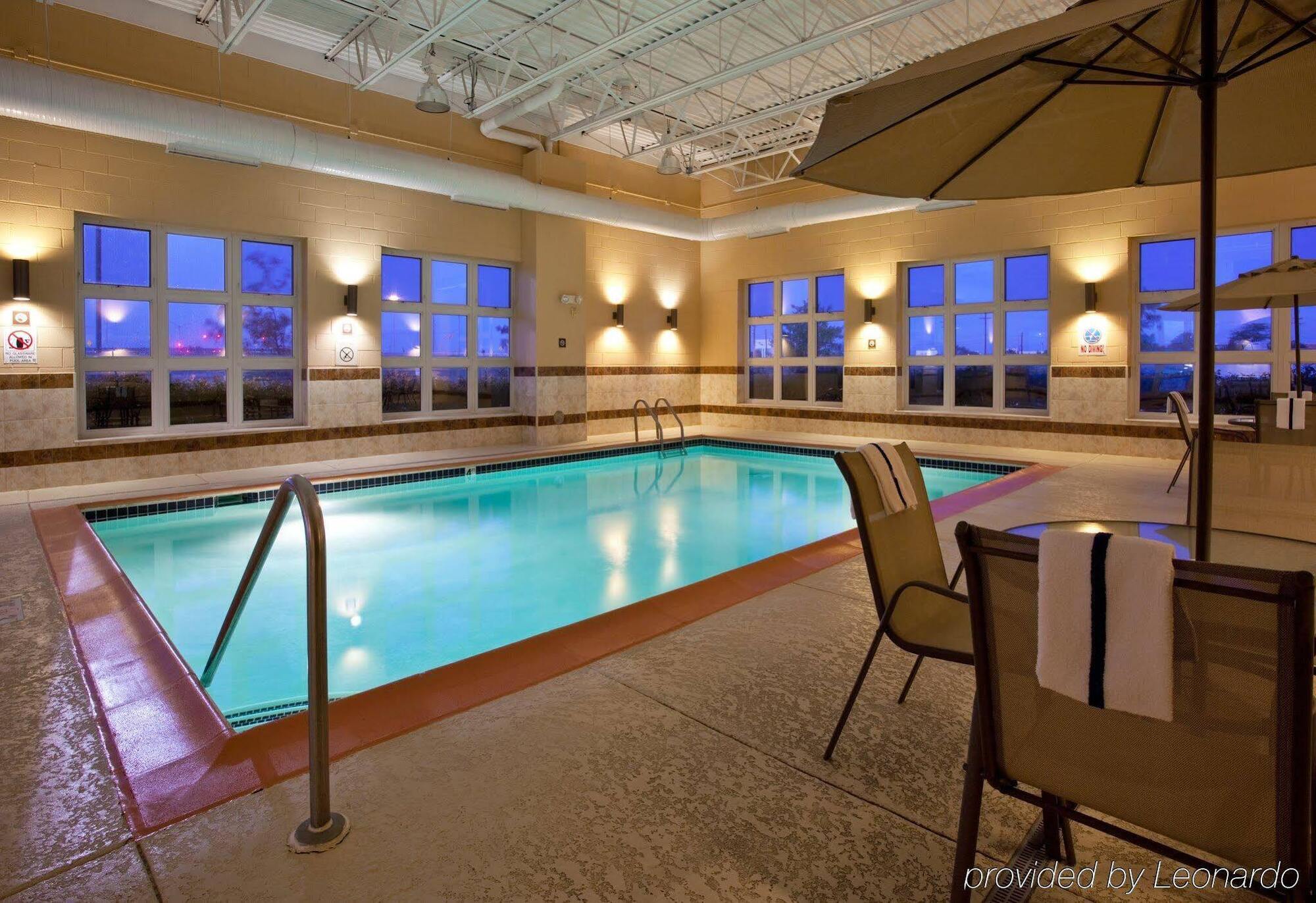 Holiday Inn Express Wixom By Ihg Exterior foto